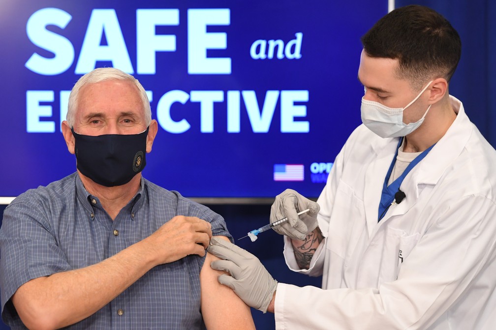 O vice-presidente dos Estados Unidos, Mike Pence, recebeu no dia 18 de dezembro a primeira dose da vacina contra a Covid-19 desenvolvida pelos laboratórios Pfizer e BioNTech — Foto: Saul Loeb/AFP