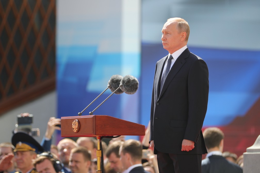 Putin assiste a parada militar nesta segunda-feira (7) apÃ³s cerimÃ´nia em que tomou posse para seu quarta mandato presidencial na RÃºssia (Foto: Sputnik/Sergei Bobylyov/Pool via Reuters)