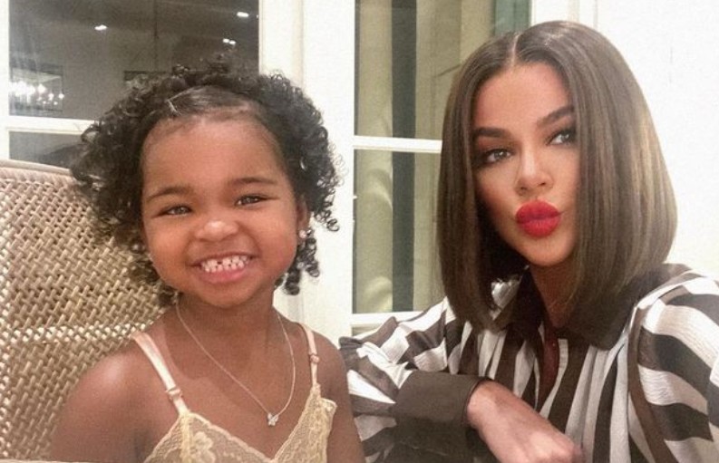 A socialite Khloé Kardashian com a filha (Foto: Instagram)