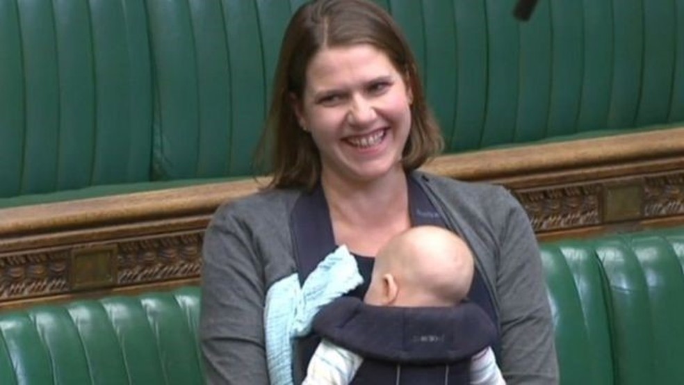 Ex-deputada britânica Jo Swinson foi a primeira parlamentar britânica a levar seu bebê à Câmara durante um debate, em 2018 — Foto: PA/Via BBC