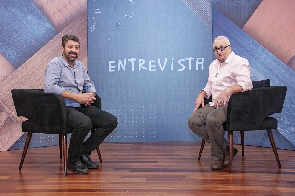 Paulo Saldiva (esquerda) entrevista pesquisador no programa “Entrevista – Ciência e Agropecuária” do canal Futura (Foto: Divulgação)