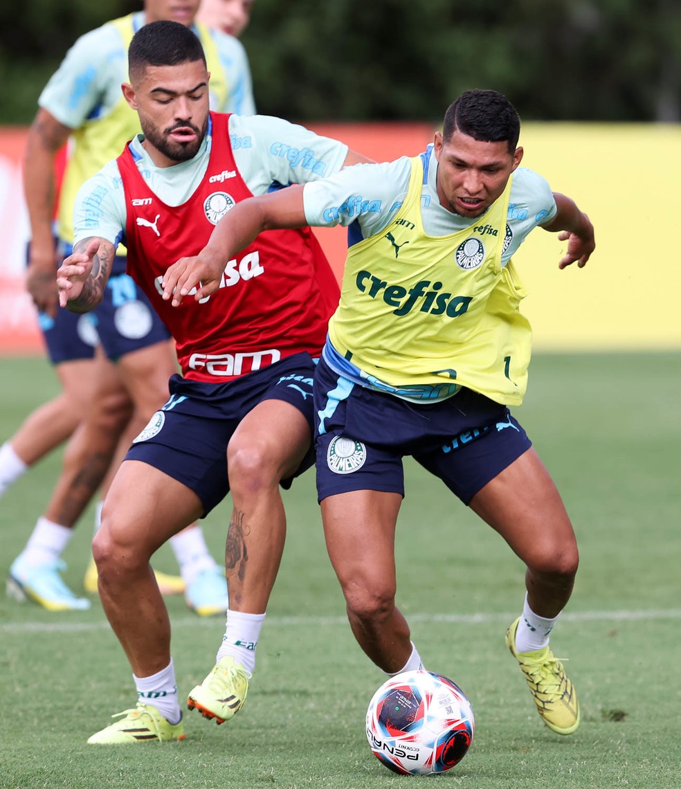 Bruno Tabata e Rony durante treino do Palmeiras na Academia de Futebol — Foto: Cesar Greco