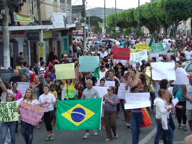 Mnifestação em São Pedro da Aldeia, RJ (Foto: Renato Cosme Fulgoni)