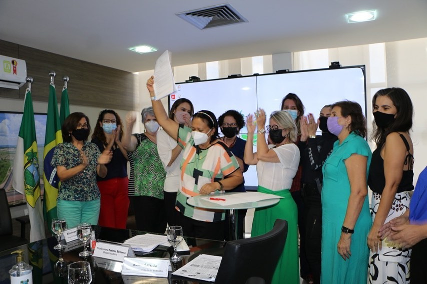 A governadora do RN, Fátima Bezerra, comemora assinatura de decreto de combate à pobreza menstrual (Foto: Divulgação)
