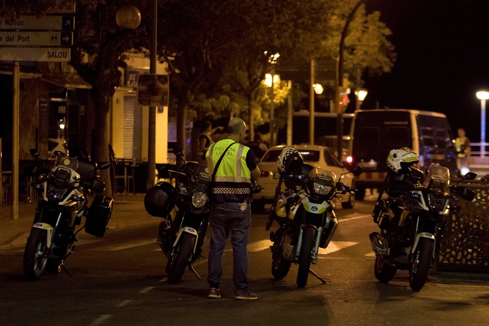 Policial durante operação em Cambrils, na Espanha (Foto: REUTERS/Stringer)