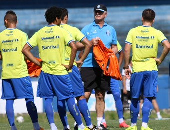 Em treino com 13 jogadores, Felipão saca Luan e testa time com Alan Ruiz