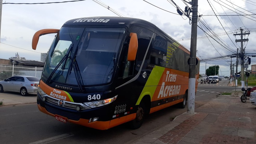 Vítimas foram levadas em ônibus para a Defla de Rio Branco — Foto: Consuela Gonzalez/Rede Amazônica Acre