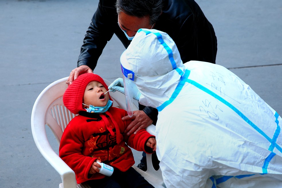 Criança chinesa é submetida a um teste de Covid-19 em Zhangye, na província de Gansu, em 27 de outubro de 2021 no noroeste da China — Foto: AFP
