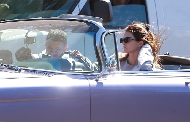 Los Angeles, CA  - Kendall Jenner takes her classic convertible Cadillac for a cruise with Fai Khadra and another friend on Mulholland Drive in Los Angeles, amid coronavirus outbreak concerns.Pictured: Kendall Jenner, Fai KhadraBACKGRID USA 18 MAR (Foto: Stoianov-SPOT / BACKGRID)