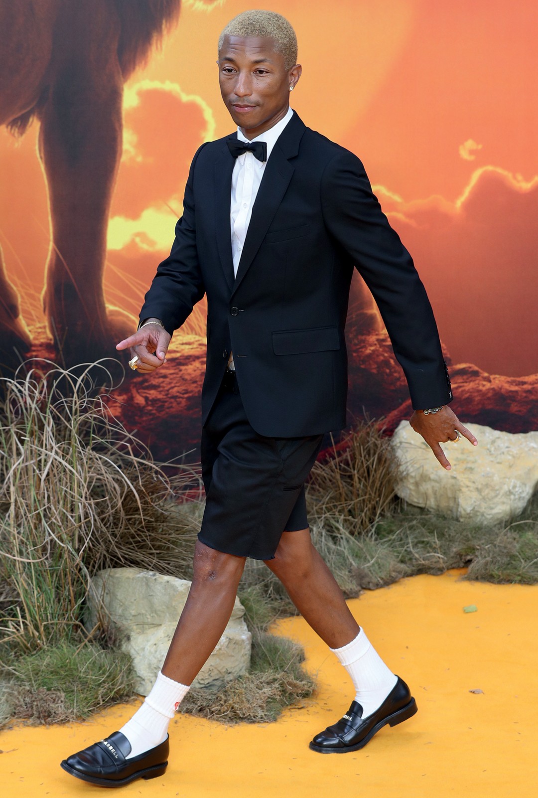 Go Pharrell: O artista optou por uma bermuda, desconstruindo o smoking. O glam fica por conta dos mocassins em collab com a Chanel (Foto: Getty Images)