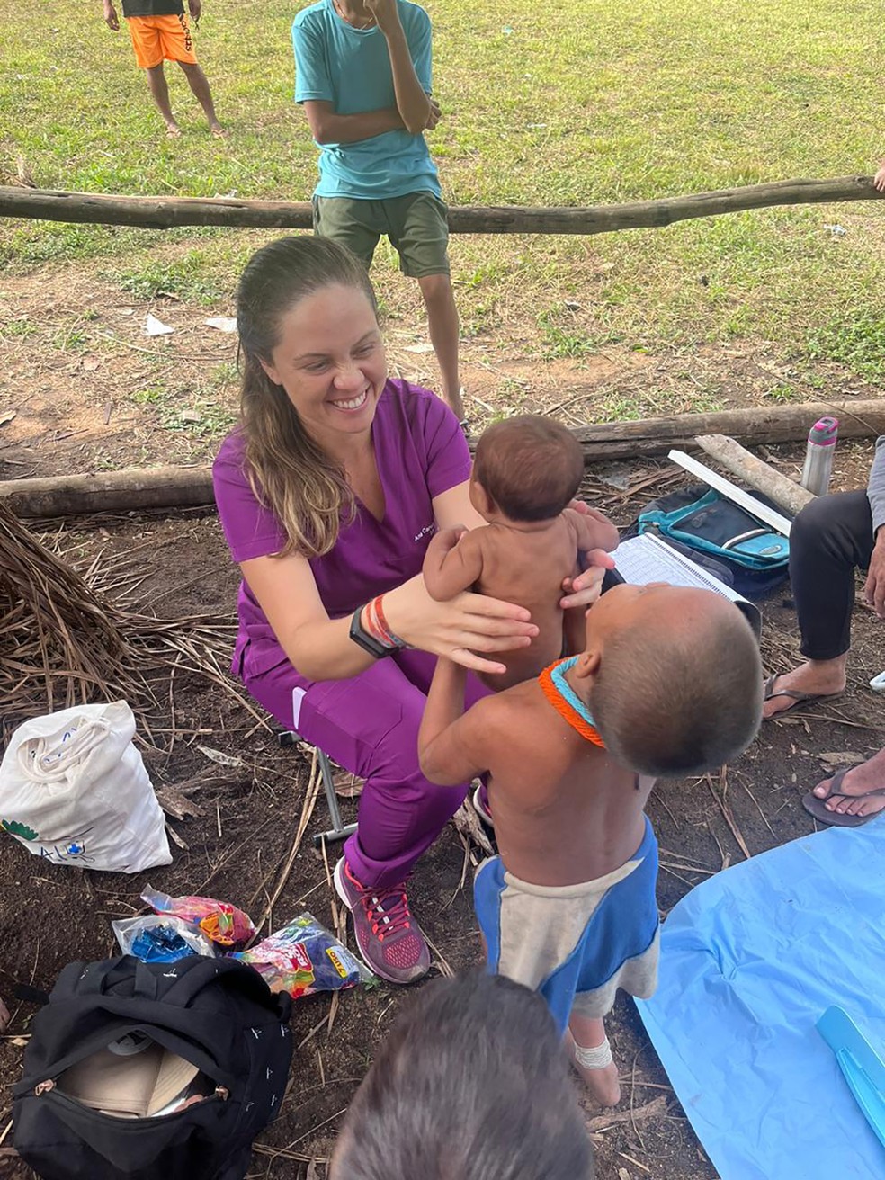 A médica Ana Carolina Tupiniquim durante atendimento em comunidade ianomâmi em Roraima  — Foto: Arquivo Pessoal