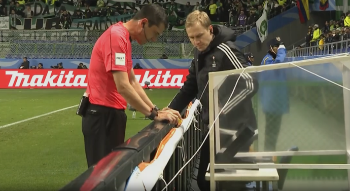 o árbitro Viktor Kassai; polêmica recurso de vìdeo Atlético Nacional x Kashima (Foto: Reprodução SporTV) o árbitro Viktor Kassai; polêmica recurso de vìdeo Atlético Nacional x Kashima (Foto: Reprodução SporTV)