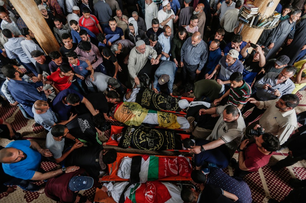 Palestinos participam de cerimônia fúnebre em uma mesquita em Beit Lahia, no norte da Faixa de Gaza, nesta segunda-feira (6)  — Foto: Mahmud Hams / AFP