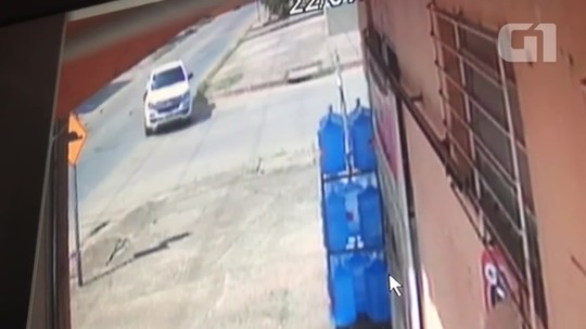Vídeo mostra momento que ciclista é atropelado e morto por caminhonete em RO