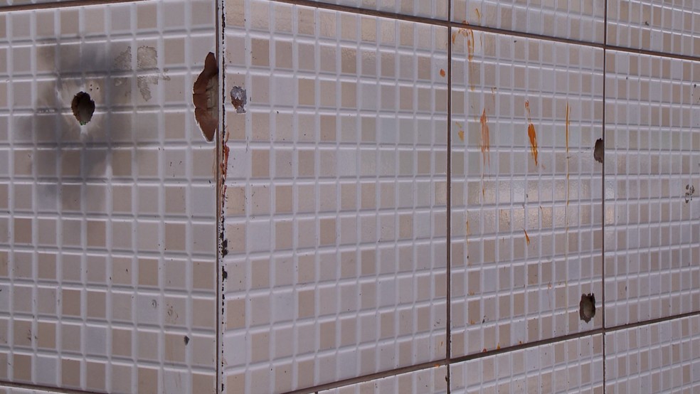 Paredes das casas de Andorinhas ficaram com as marcas dos tiros — Foto: Reprodução/TV Gazeta