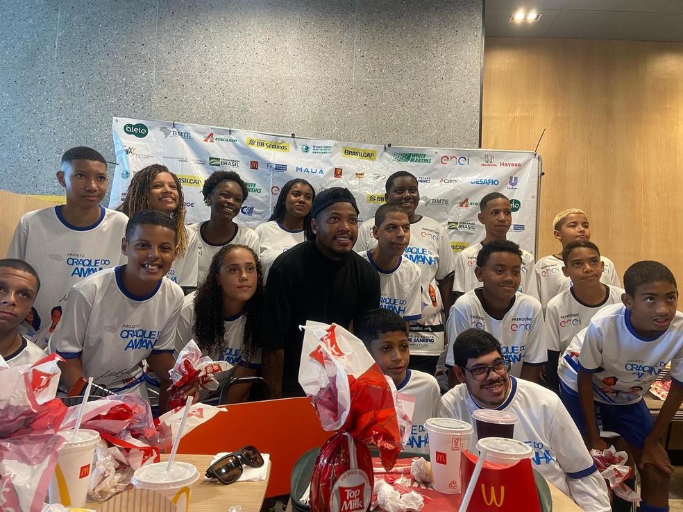 Marinho, do Flamengo, entrega ovos de páscoa a crianças atendidas por projeto social — Foto: Divulgação