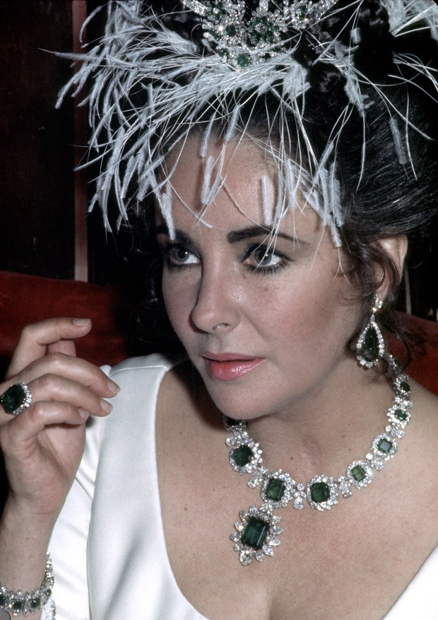 Elizabeth Taylor com o colar, brincos e o bracelete de esmeraldas da Bulgari, 1963. (Foto: Getty Images)