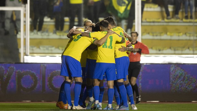 Jogadores da seleção brasileira comemoram gol sobre a Bolívia