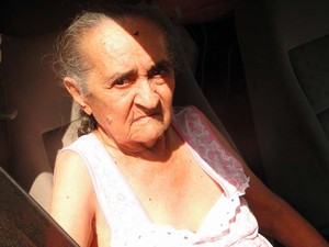 Maria Galvão, de 83 anos, recebeu alta após esperar quase um mês por cirurgia ortopédica que não foi realizada (Foto: Ricardo Araújo/G1)