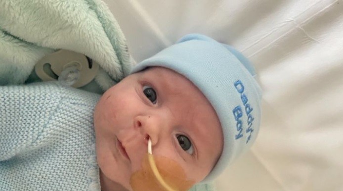 O pequeno Elliot nasceu em uma ambulância; sua mãe não sabia que estava grávida (Foto: Reprodução/ GoFundMe)