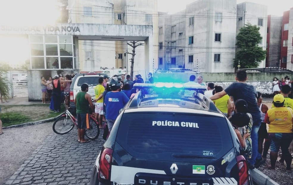 Crime aconteceu em frente ao Residencial Vida Nova, em Parnamirim  â€” Foto: Acson Freitas/Inter TV Cabugi