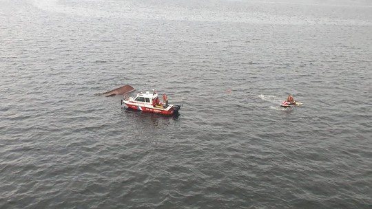 Bombeiros e Marinha buscam seis desaparecidos após naufrágio na Baía de Guanabara
