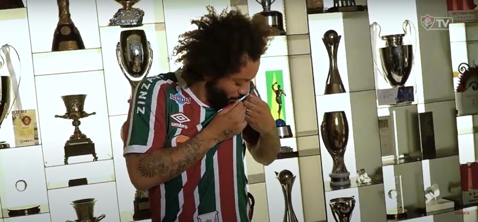Marcelo beija a camisa do Fluminense em vídeo divulgado pelo clube — Foto: Reprodução/FluTV