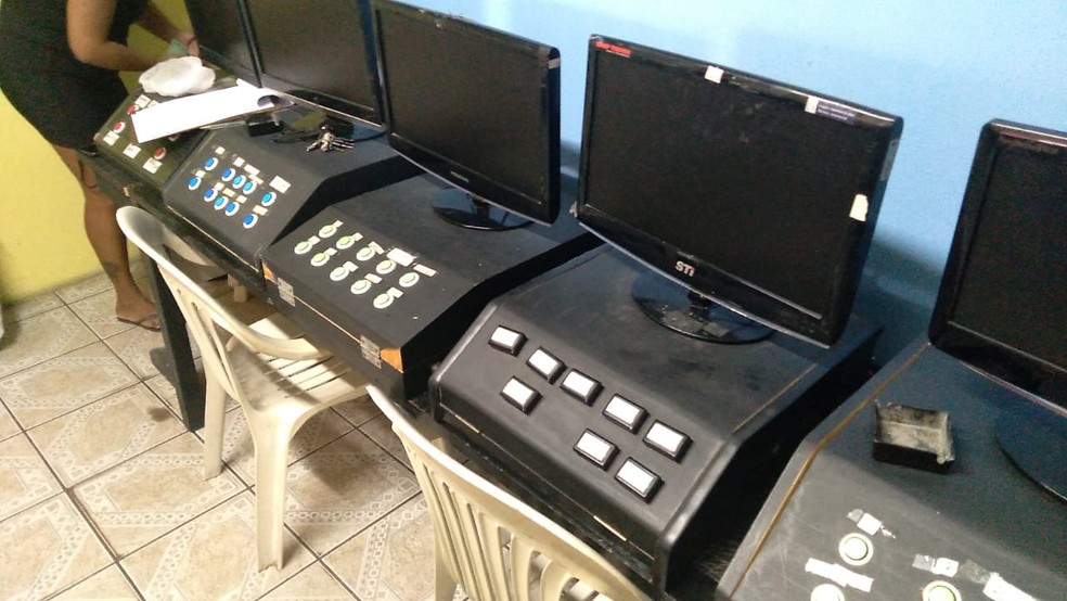 Onze máquinas caça-níquel foram apreendidas em casa de jogos de azar em Olinda — Foto: Polícia Militar/Divulgação