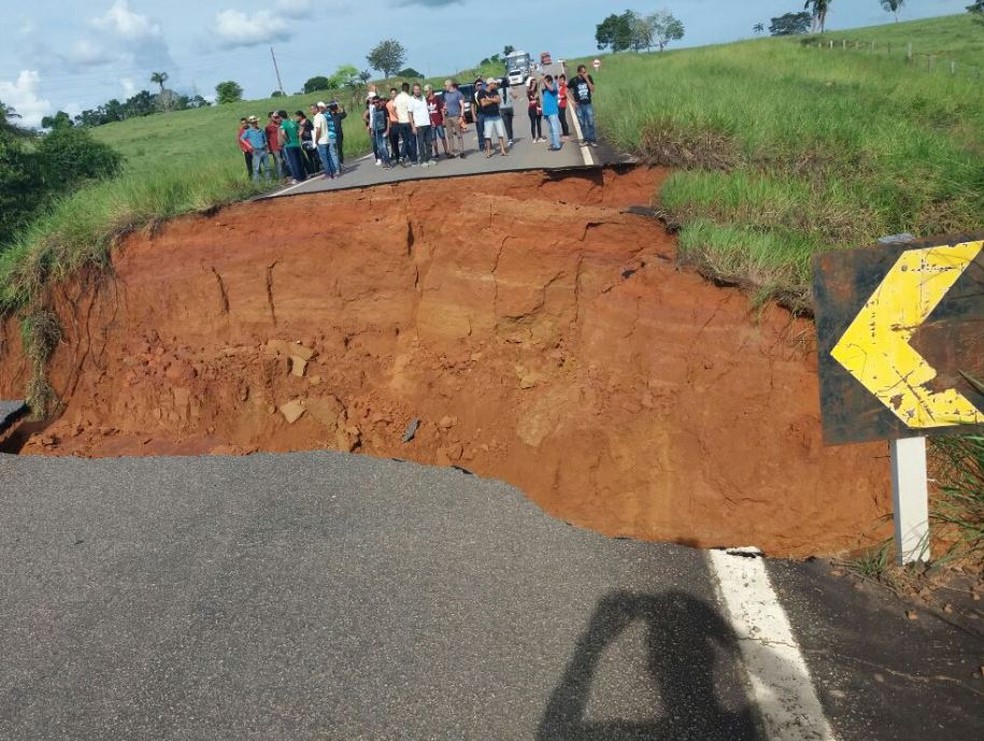 A BR-317 rompeu na tarde desta segunda-feira (5) entre Rio Branco e Brasieia  (Foto: Alexandre Lima/Arquivo pessoal )