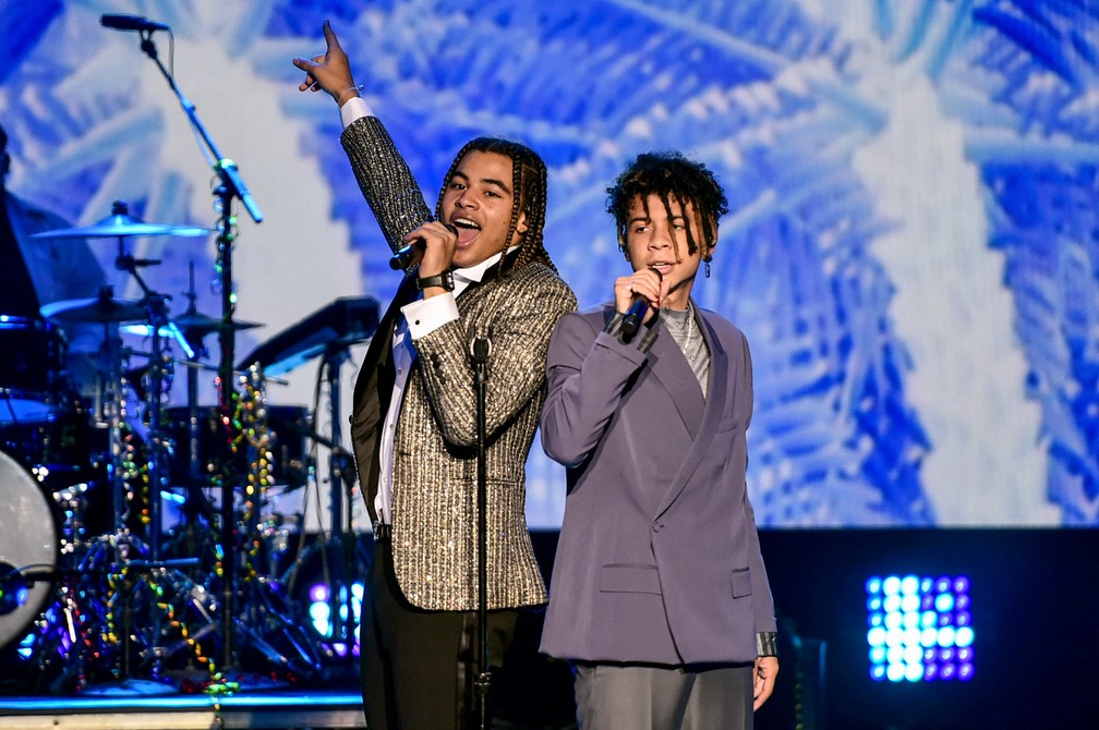 Parceiros em 'Mood', 24kGoldn e Iann Dior fazem performance em Los Angeles, Estados Unidos, em dezembro de 2020 — Foto: Alberto E. Rodriguez/Getty Images North America/Getty Images via AFP