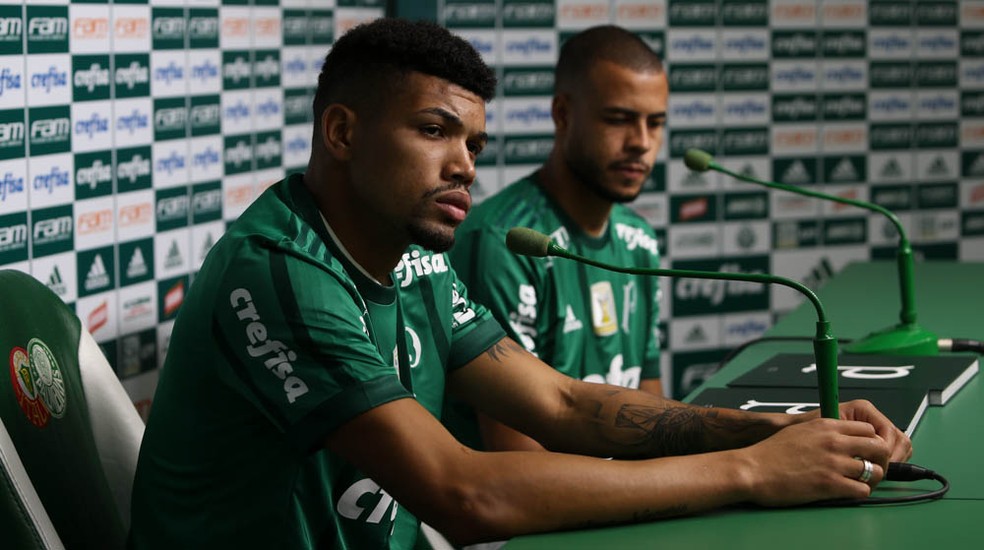 O zagueiro Juninho é apresentado no Palmeiras, ao lado do lateral Mayke (Foto: César Greco / Ag. Palmeiras / Divulgação)