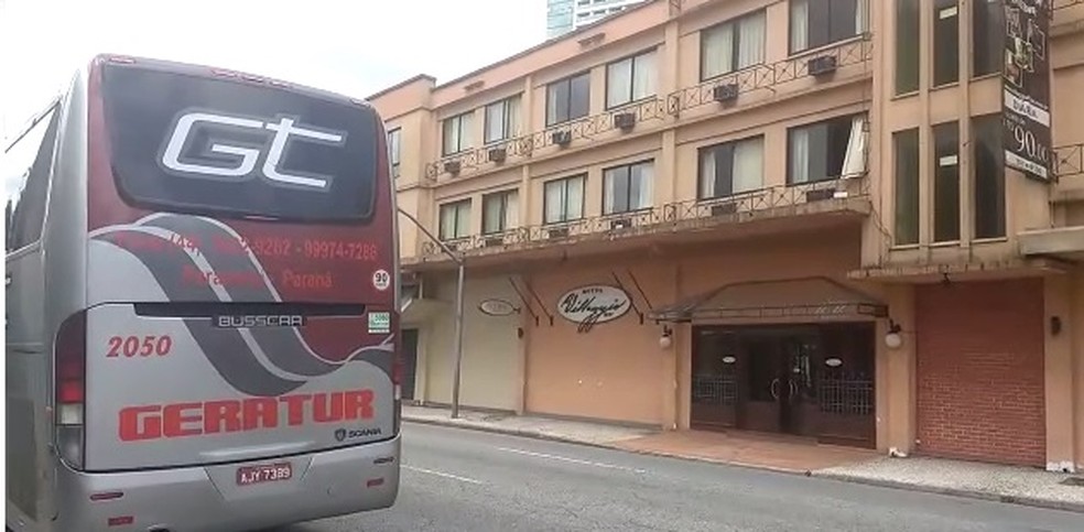 Ã”nibus do clube foi arrombado em frente ao  hotel, em Curitiba, durante a madrugada (Foto: Rodolfo Pontes/ParanavaÃ­)
