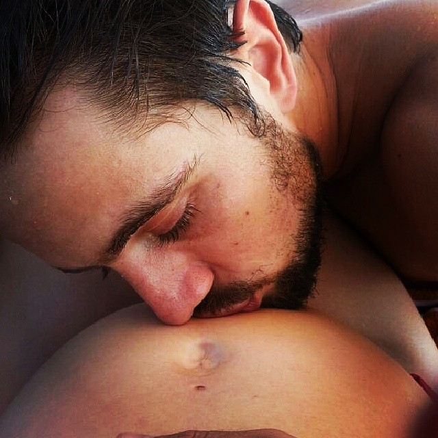 O ator postou foto beijando a barriga da mulher (Foto: reprodução)