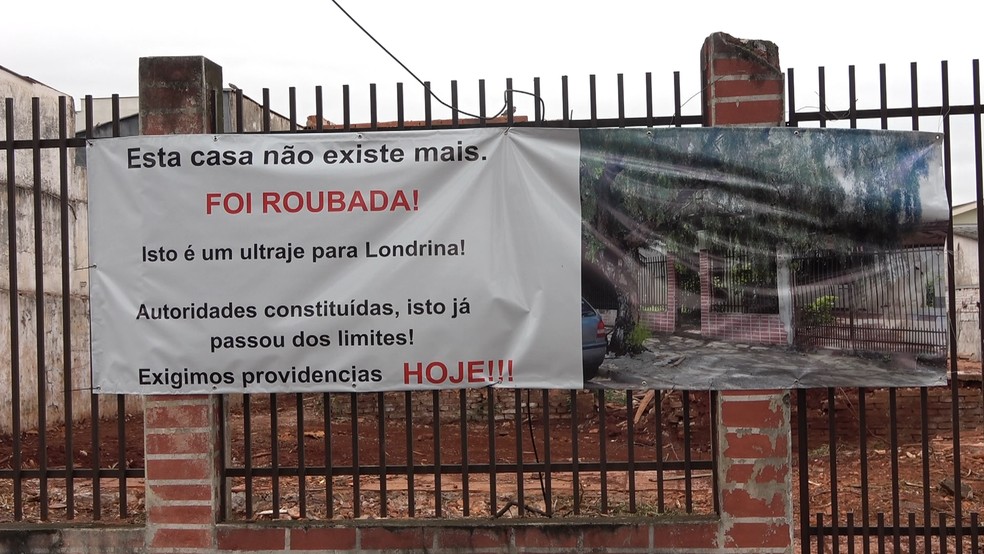 Dono da imobiliária responsável pelo imóvel, colocou um cartaz pedindo providência das autoridades. — Foto: Reprodução/RPC