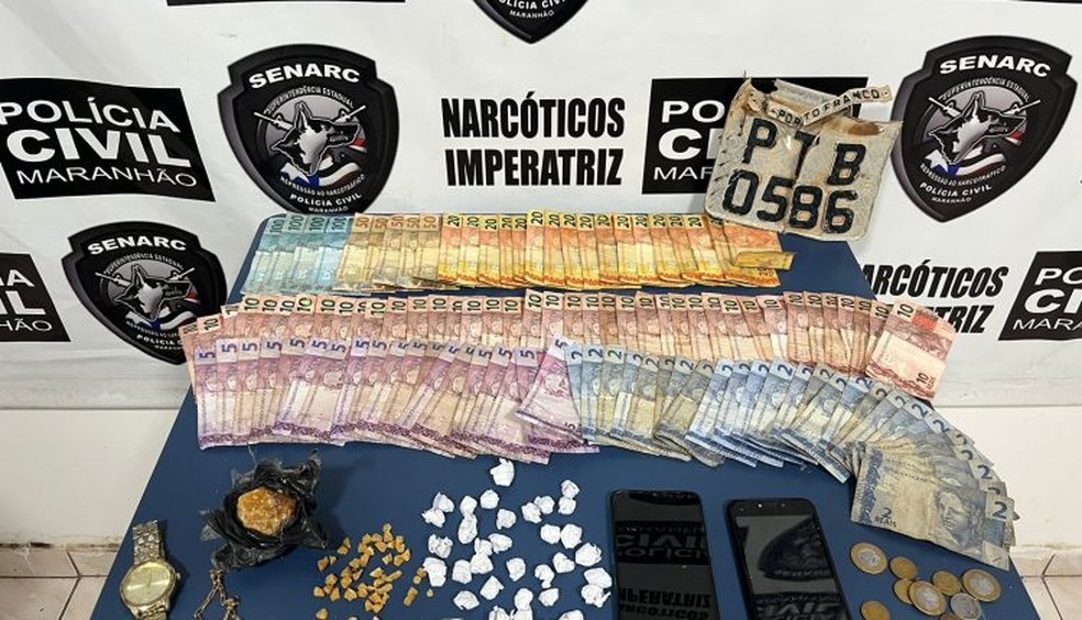 Casal é preso em flagrante com 34 pedras de crack escondidas em forro de residência em Imperatriz — Foto: Divulgação/ Polícia Civil