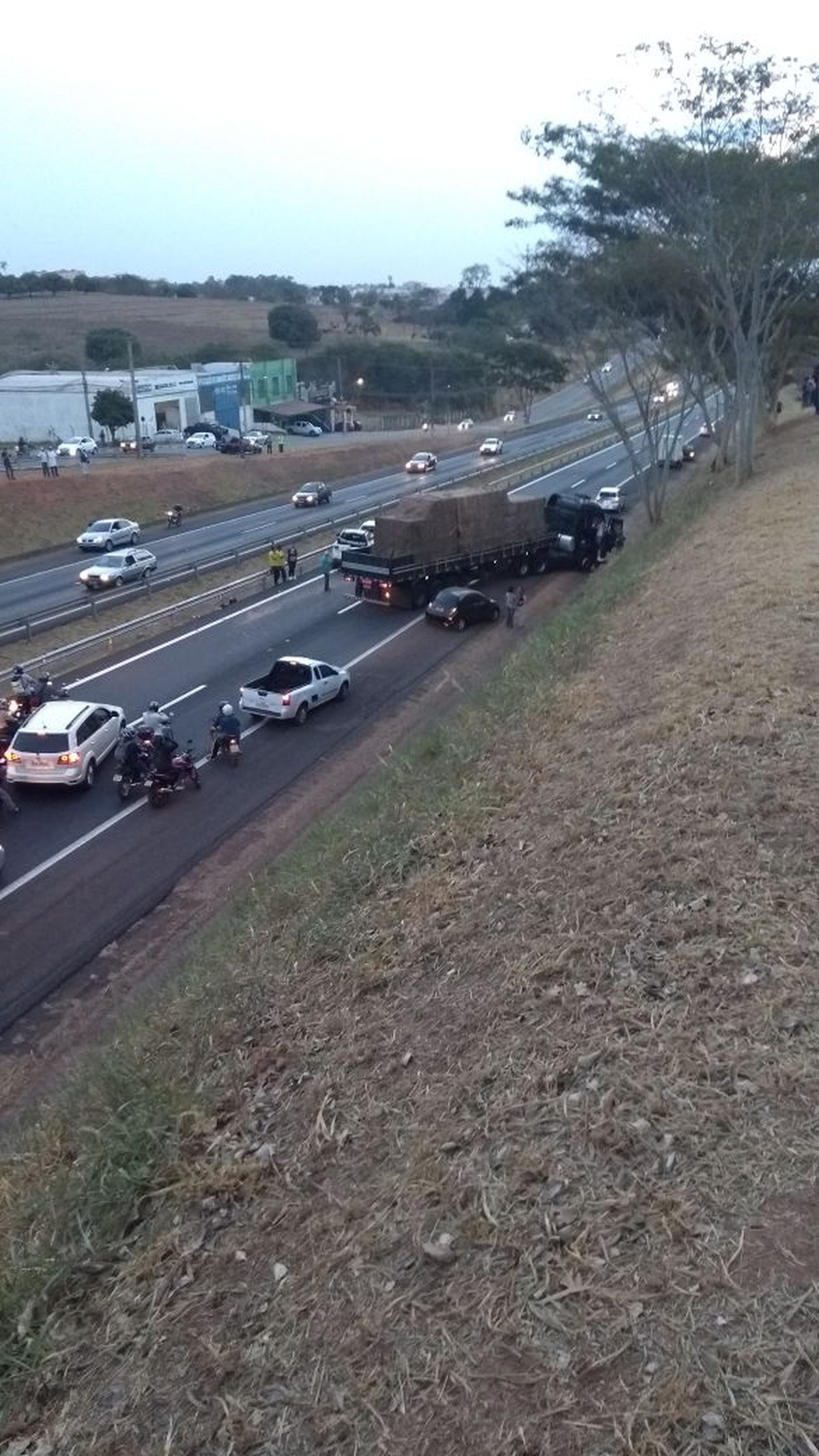 Acidente de trânsito envolve caminhão e carros na Rodovia Raposo Tavares, em Presidente Prudente