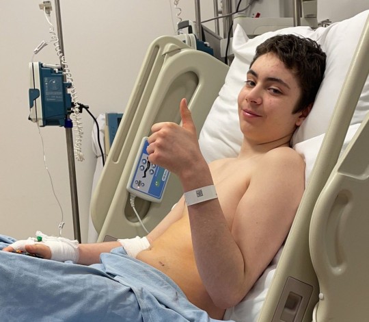 Menino passou por cirurgia de seis horas (Foto: Reprodução/Metro)
