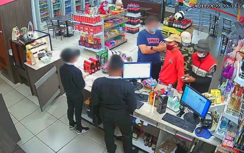 Trio sequestrou e obrigou motorista a comprar bebidas alcóolicas em Boituva (SP) — Foto: Reprodução