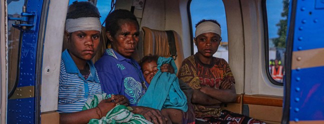 Moradores de vila recebem atendimento médico após terremoto que matou ao menos cinco pessoas — Foto: AFP PHOTO / MANOLOS AVIATION / EREBIRI ZURENUOC