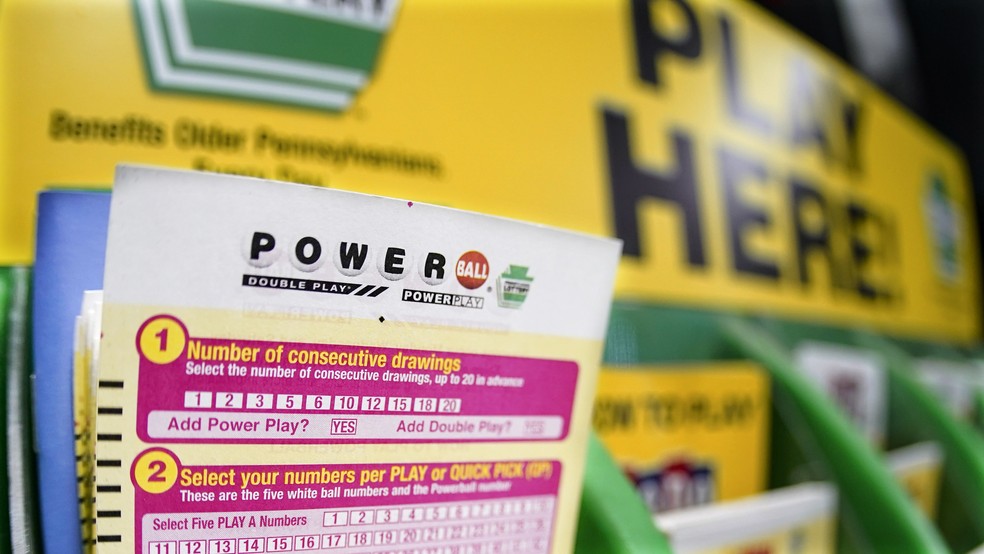 Bilhetes de aposta da loteria Powerball são vistos em um balcão em um mercado na Pensilvânia, nos Estados Unidos — Foto: AP/Keith Srakocic