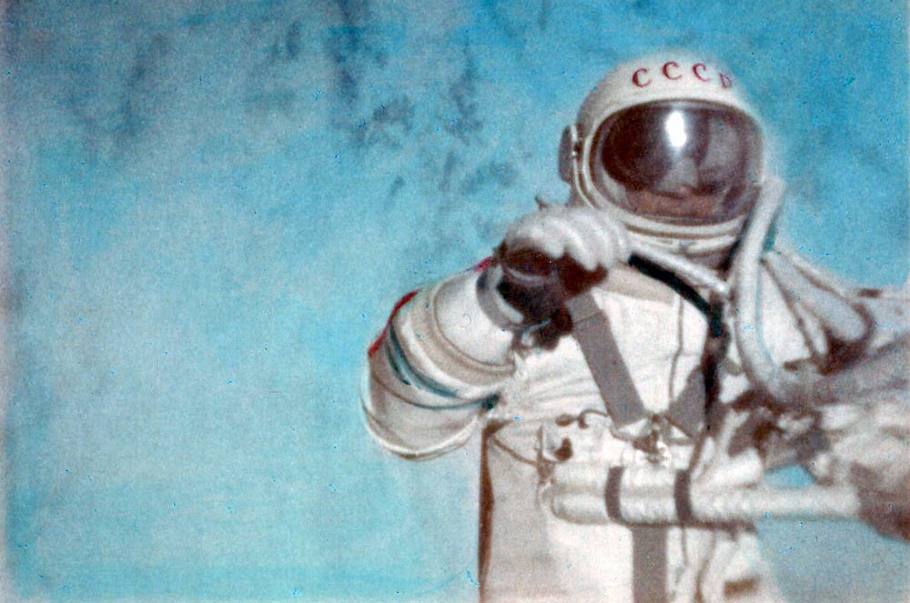 Imagem arquivada do relatório da Fédération Aéronautique Internationale (FAI) certificando que a primeira caminhada espacial foi conduzida pelo cosmonauta Alexei Leonov, em 18 de março de 1965. (Foto: Roscosmos/FAI)