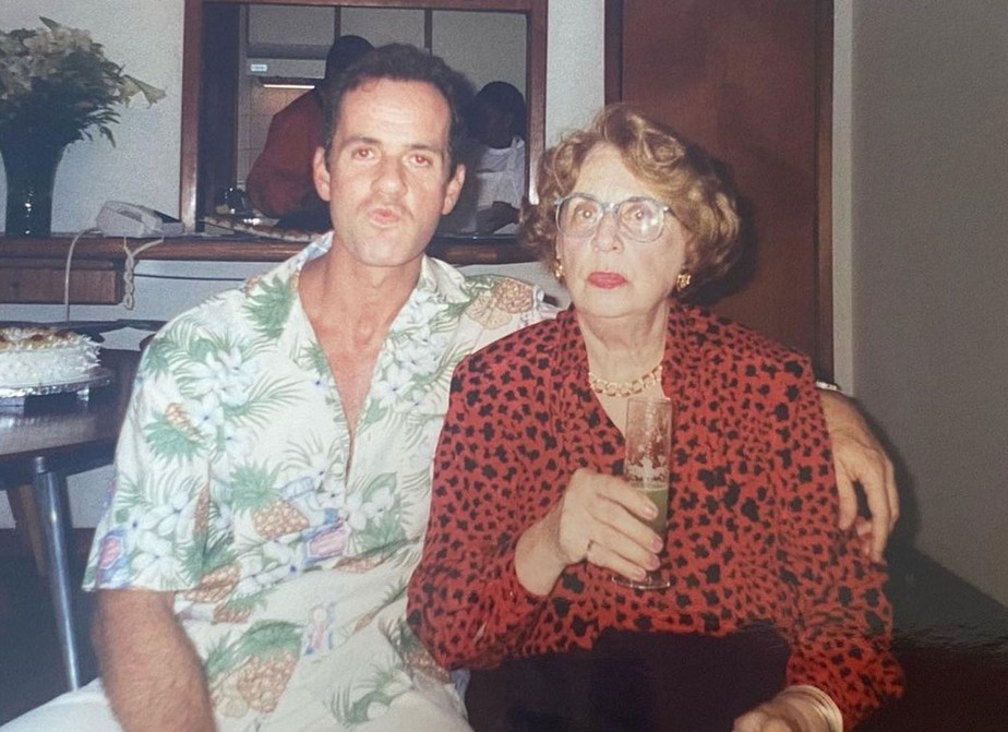 Luiz Fernando Guimarães posta foto antiga com a mãe, Yara