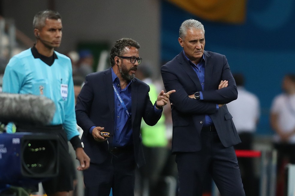 Tite e o auxiliar ClÃ©ber Xavier durante duelo com a SuÃ­Ã§a (Foto: Lucas Figueiredo/CBF)