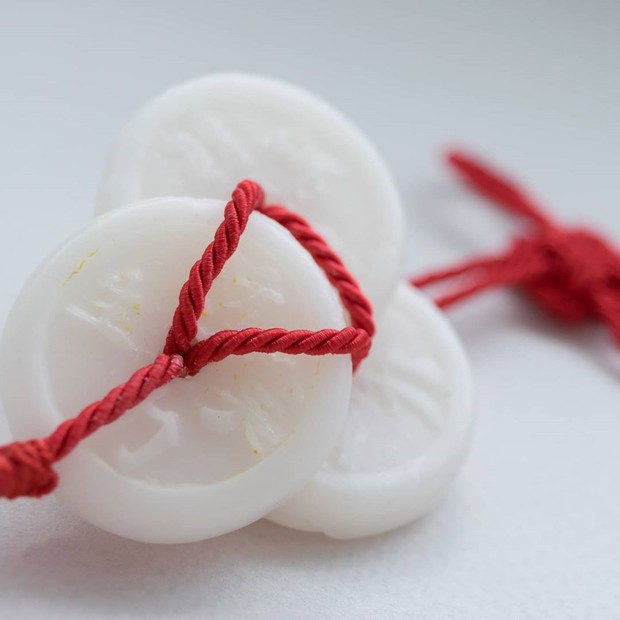 Estúdio transforma sabonetes em barra em "amuletos" (Foto: Reprodução / Instagram)