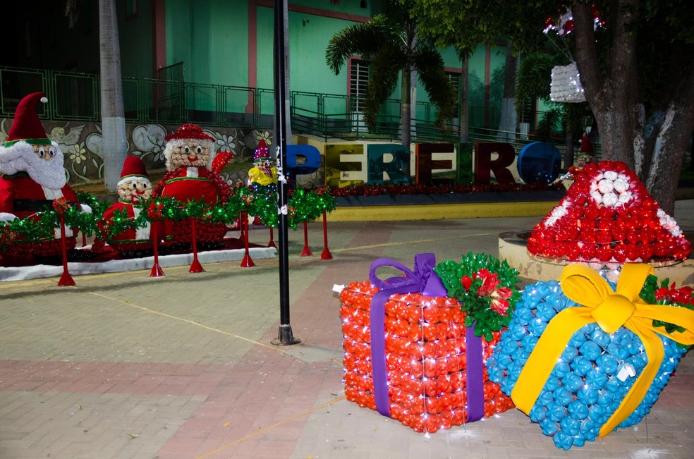 Praças de Pereiro são decoradas com material reciclável neste Natal  — Foto: Divulgação/Prefeitura de Pereiro