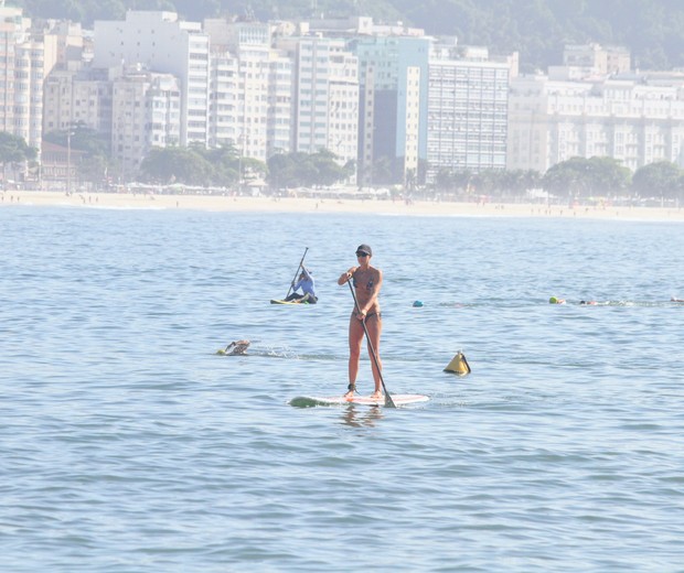 Fernanda Venturini aproveita manhã ensolarada em praia carioca (Foto: Daniel Delmiro/AgNews)