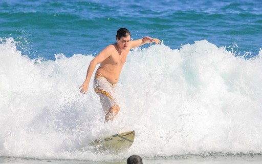 Felipe Dylon, do hit 'Musa do Verão', surfa em Ipanema