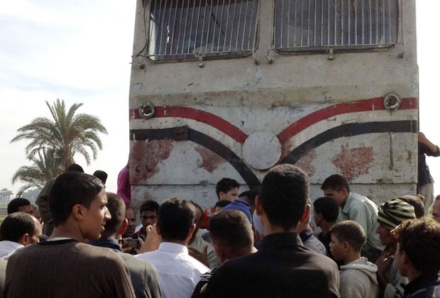 Multidão cerca trem que se envolveu em acidente com ônibus no Egito. Mais de 40 crianças morreram (Foto: Reuters)