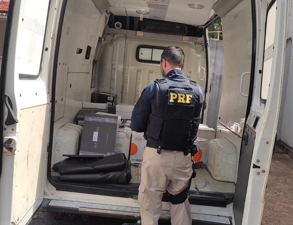 Vinhos transportados ilegalmente foram encontrados dentro de ambulância em José Bonifácio  — Foto: Divulgação/Polícia Rodoviária Federal 