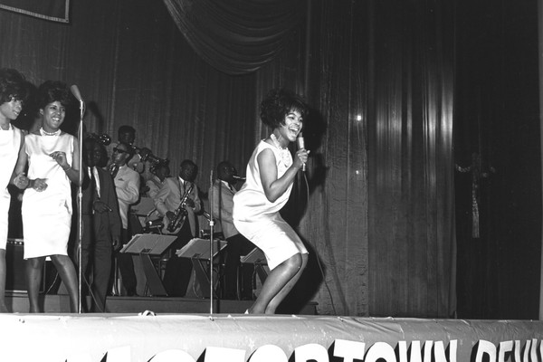 Wanda Young cantando com suas colegas de The Marvelettes (Gladys Horton e Katherine Anderson) em espetáculo da Motown em 1964 (Foto: Getty Images)